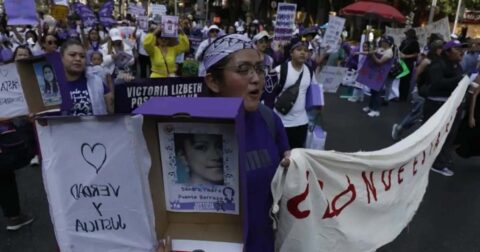 Miles de mujeres marchan este 8 de marzo de 2026 en la CDMX para exigir justicia. La CDHCDMX monitorea la ruta hacia el Zócalo para garantizar seguridad.