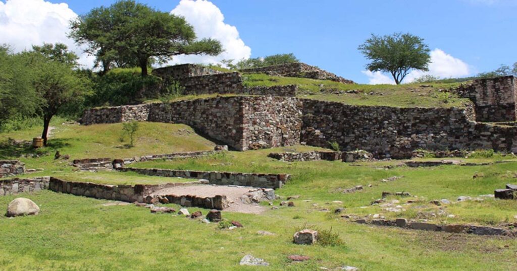 Estudiantes de todos los niveles educativos impulsan la afluencia en la zona arqueológica de Cerro de las Minas previo a la temporada de Semana Santa.