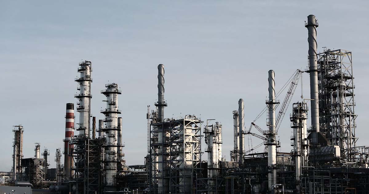 El petróleo sube a 115 dólares por el bloqueo en el estrecho de Ormuz. Analizamos el golpe al peso mexicano y la tensión entre Irán y EE. UU.