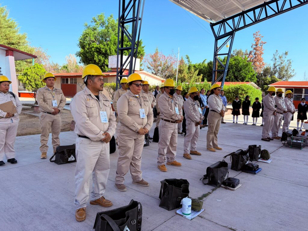 Personal de la Jurisdicción Sanitaria Número 05 de la Mixteca, con uniformes caqui y cascos amarillos, en formación con sus equipos de control sanitario listos para la Jornada Nacional contra el Dengue 2026 en Oaxaca