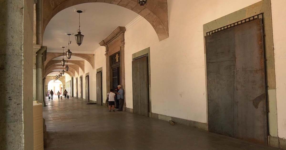 Previo al 8M, el blindaje de edificios públicos en Oaxaca genera críticas de colectivos feministas que señalan una desconexión estatal con la justicia social.