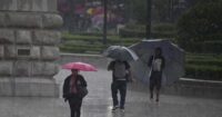 México enfrenta un fin de semana de contrastes climáticos: alerta por tornados en el norte, nieve en el noroeste y temperaturas de 40 °C en el sur.