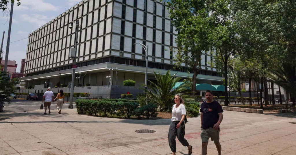 ¿Buscas empleo? La Embajada de Estados Unidos en CDMX abrió una vacante para carpinteros con un atractivo sueldo anual de 174 mil pesos.